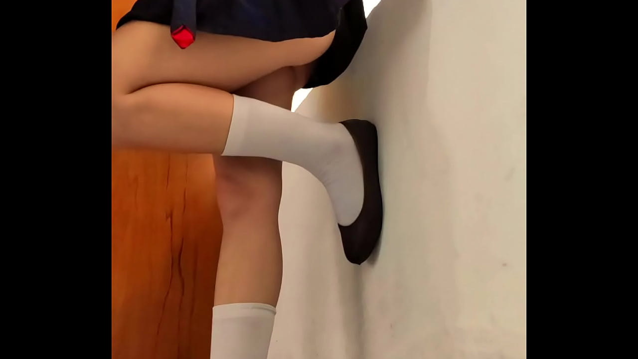 Young schoolgirl fucked at cum nakatayo sa tabi ng bintana sa isang walang laman na silid-aralan