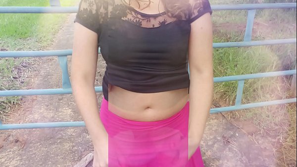 Naglalaro sa bukid, isang tunay na maybahay, asong babae at ang kanyang cuckolding na asawa sa ligaw