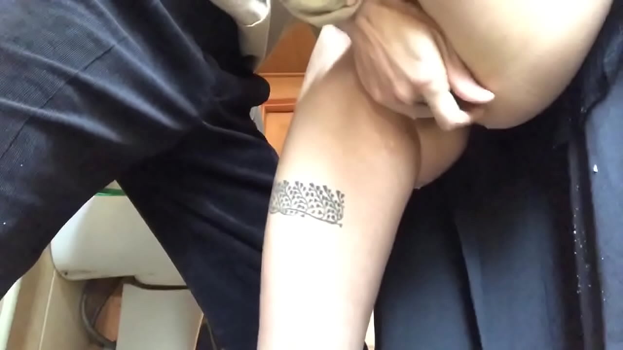 Pumulandit sa banyo ng paaralan, isang tunay na mabula na orgasm - ginawa ng aking guro ang kanyang makakaya