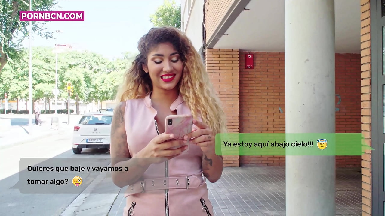 Ang hindi tapat na asawang babae na malapit nang mag-fuck sa kanyang batang kasintahan nang husto habang nagtatrabaho ang kanyang asawa. Latina na may tits at malaking puwet. Venus Aphrodite.