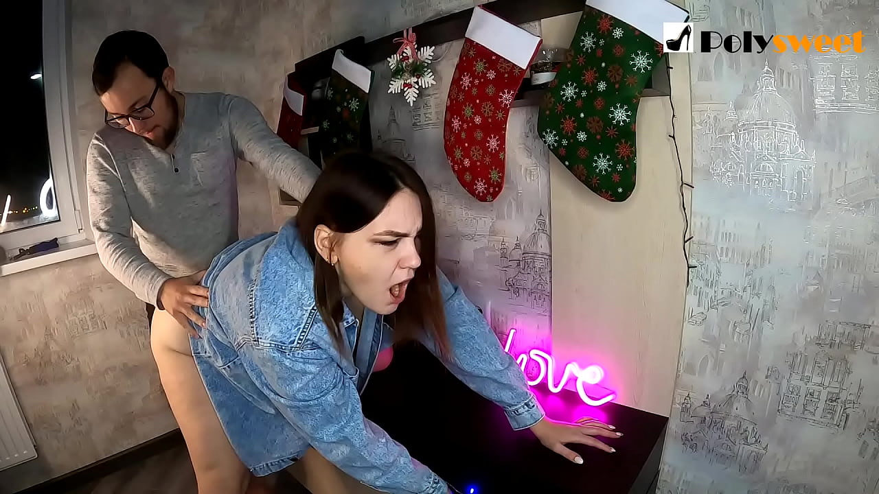 Ang lalaki ay nasisiyahan sa pakikipagtalik sa isang magandang babae na may nakapusod sa puwit gamit ang kanyang bibig at titi